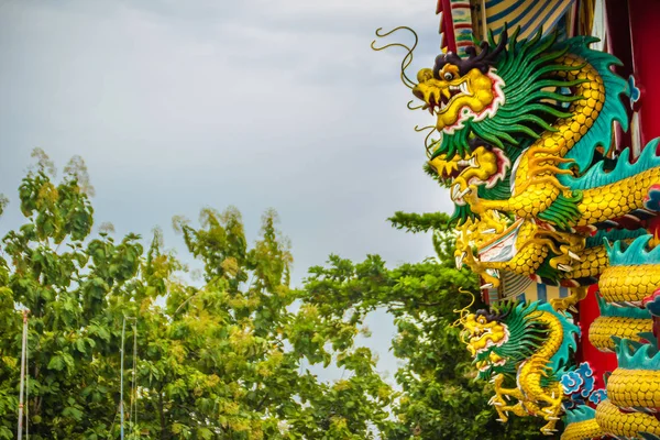 中国のドラゴンのカラフルな像は 柱を包み込みます 中国公共寺寺極龍の美しい像が刻まれました — ストック写真