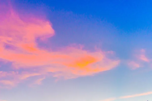 Dramática Nube Roja Contra Cielo Azul Noche Antes Del Atardecer —  Fotos de Stock