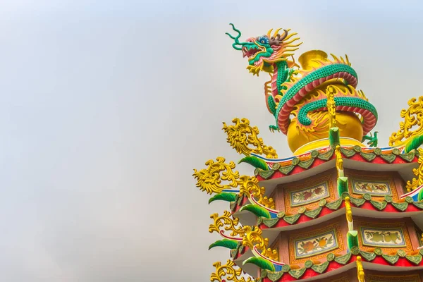 Estátua Colorida Dragão Chinês Envolto Torno Pilar Bela Estátua Dragão — Fotografia de Stock