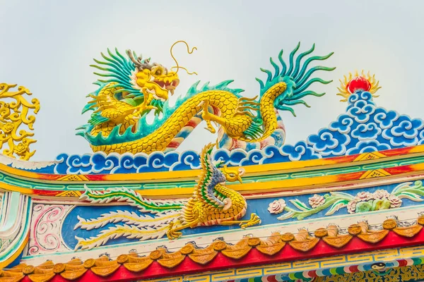 Schöne Große Fratzendrachen Die Auf Dem Dekorativen Ziegeldach Chinesischer Tempel — Stockfoto