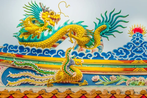 Hermosos Dragones Mueca Grandes Arrastrándose Sobre Techo Baldosas Decorativas Los — Foto de Stock