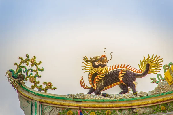美しい中国のドラゴンの頭のユニコーン像寺の屋根の上 麒麟や中国の寺院の屋根の上のキリン — ストック写真