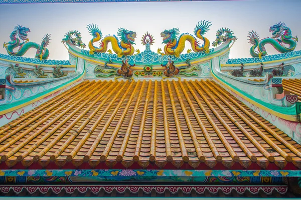 Красиві Великі Гримаса Дракони Обходу Декоративні Черепична Покрівля Китайських Храмах — стокове фото