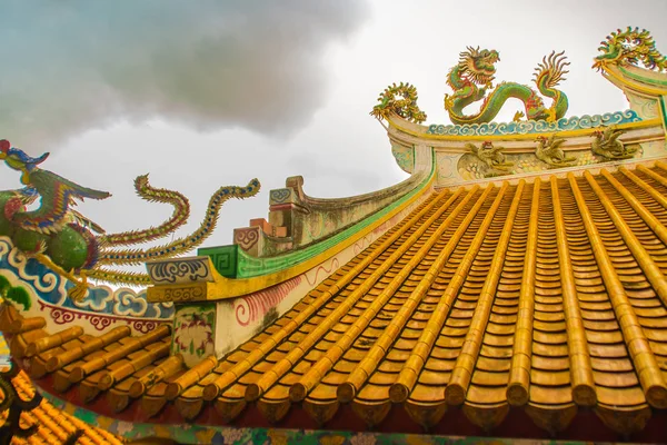 Beautiful Large Grimace Dragons Crawling Decorative Tile Roof Chinese Temples — Stock Photo, Image