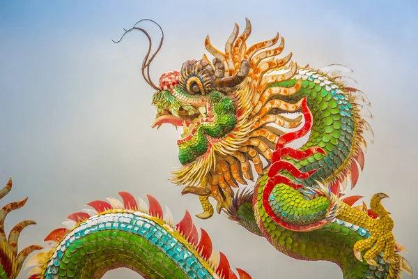Patung Naga Cina Berwarna Warni Melilit Pilar Patung Naga Yang — Stok Foto