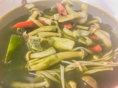 Karışık mantar çorbası (Kaeng Hed Ruam), bitkisel malzemelerle ünlü kuzeydoğu Tayland yemeği..