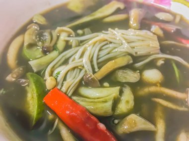 Karışık mantar çorbası (Kaeng Hed Ruam), bitkisel malzemelerle ünlü kuzeydoğu Tayland yemeği..