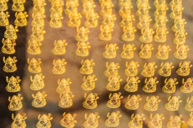 Tayland tarzı gümüş oyma sanatları Chiang Mai, Kuzey Tayland 'da bulunan Wat Srisuphan' daki Budist kilisesinin duvarında gerçek gümüş metalden yapılmış..