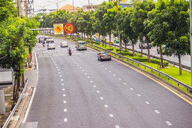 Bangkok, Tayland - 5 Eylül 2017 Bangkok 'un merkezinde yoğun saatlerde boş yol. Büyük metropolde trafik sıkışıklığı olmadan akış.
