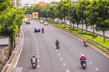 Bangkok, Tayland - 5 Eylül 2017 Bangkok 'un merkezinde yoğun saatlerde boş yol. Büyük metropolde trafik sıkışıklığı olmadan akış.