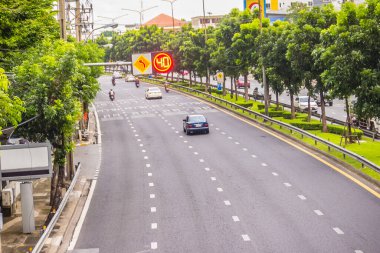 Bangkok, Tayland - 5 Eylül 2017 Bangkok 'un merkezinde yoğun saatlerde boş yol. Büyük metropolde trafik sıkışıklığı olmadan akış.