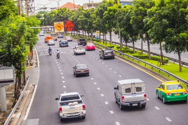 Bangkok, Tayland - 5 Eylül 2017 Bangkok 'un merkezinde yoğun saatlerde boş yol. Büyük metropolde trafik sıkışıklığı olmadan akış.