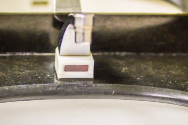 Yüksek teknoloji paslanmaz musluk seramik lavabo ve otomatik sensör. Tuvalette otomatik sensör musluğu olan lavaboyu yıka..