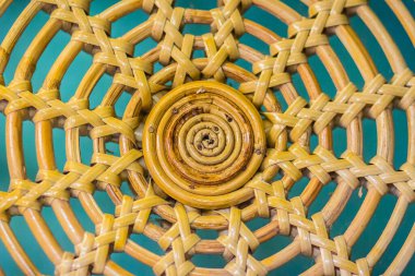 Örülmüş ahşap sepetin dairesel desenli desenini kapat. Dairesel dokuma izi. El yapımı Wicker Rattan örülmüş yüzey dairesel bir arka plan Rattan kahverengi mobilya dokusu