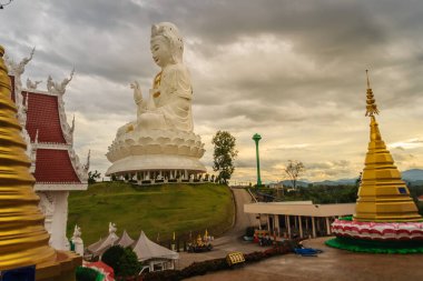 Guanyin 'in Wat Huay Plakang' daki beyaz heykeli, Chiang Rai, Tayland. Guan Yin, Tayland Budizmi 'nde dişi bir Bodhisattva. Yani aydınlanmaya ulaşmış biri..