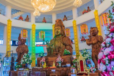Huay Pla Kang Tapınağı 'ndaki Guan Yin' in güzel ağaç heykeli, Chiang Rai, Tayland. Guan Yin, Tayland Budizmi 'nde dişi bir Bodhisattva. Yani aydınlanmaya ulaşmış biri..
