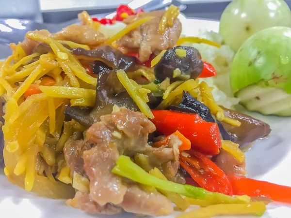 Comida Tailandesa Revuelva Pollo Frito Jengibre Verduras Mixtas Khai Phad —  Fotos de Stock