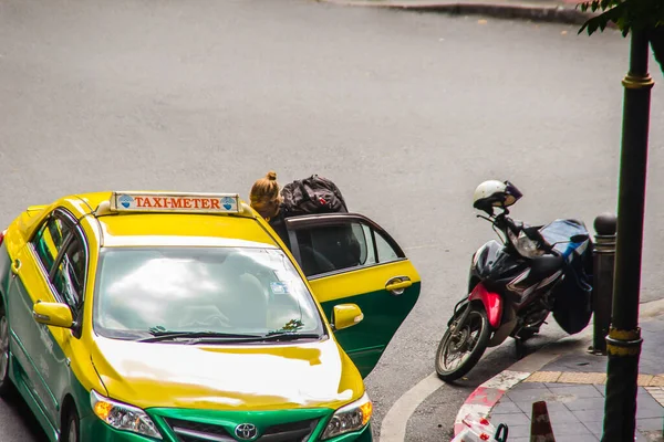 Bangkok Thaiföld Szeptember 2018 Külföldi Turisták Hátizsákos Tárgyal Taxisofőr Taxi — Stock Fotó