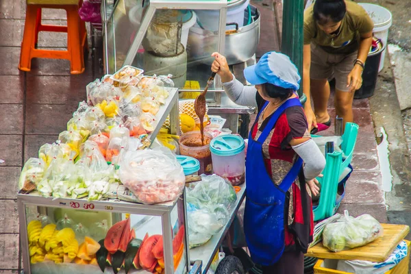 Bangkok Thajsko Září 2018 Thajská Pouliční Prodavačka Prodává Jídlo Zákazníkovi — Stock fotografie