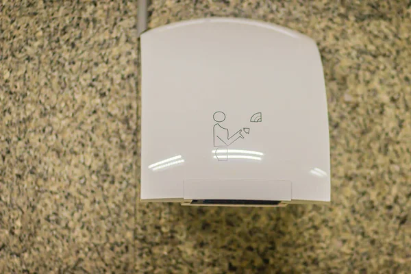 Biała Automatyczna Suszarka Rąk Publicznej Toalecie — Zdjęcie stockowe