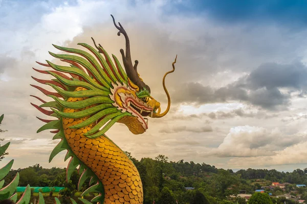 チエンライ省の中国寺院 ワット プラカンの黄色い龍頭 劇的な青空の背景を持つタイ — ストック写真
