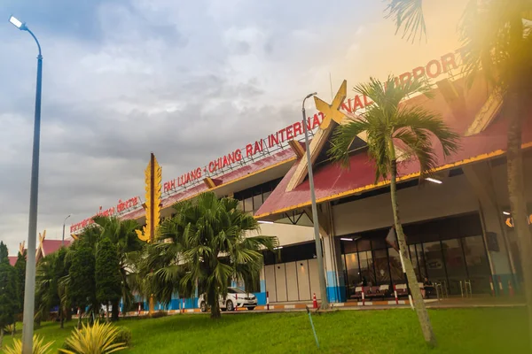 泰国清莱 2018年6月13日 位于泰国清莱的Mae Fah Luang Chiang Rai国际机场的国内航站楼的前景和戏剧性的天空背景 — 图库照片