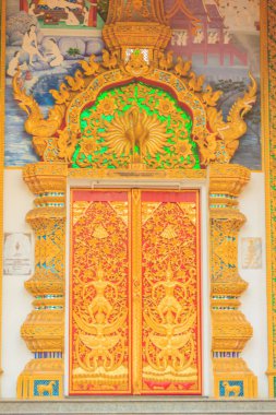 Wat Phra Doi Kham 'da güzel bir Buda resmi. Chiang Mai, Tayland. Wat Phra Doi Kham (Wat Doi Kham veya Altın Tapınak) şehrin güneybatısındaki bir tepenin tepesinde yer alır..