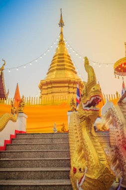 Wat Phra Doi Kham 'da güzel bir Buda resmi. Chiang Mai, Tayland. Wat Phra Doi Kham (Wat Doi Kham veya Altın Tapınak) şehrin güneybatısındaki bir tepenin tepesinde yer alır..