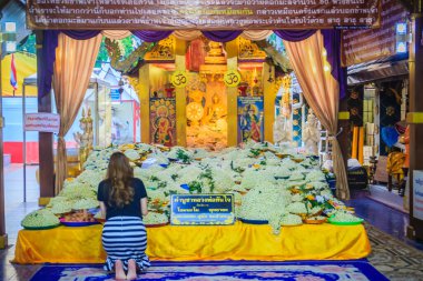 Wat Phra 'da yasemin çiçeğiyle dua eden insanlar (Wat Doi Kham olarak da bilinir) şehrin güneybatısındaki bir tepenin tepesinde yer almaktadır..