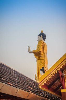 Wat Phra Doi Kham 'da güzel bir Buda resmi. Chiang Mai, Tayland. Wat Phra Doi Kham (Wat Doi Kham veya Altın Tapınak) şehrin güneybatısındaki bir tepenin tepesinde yer alır..