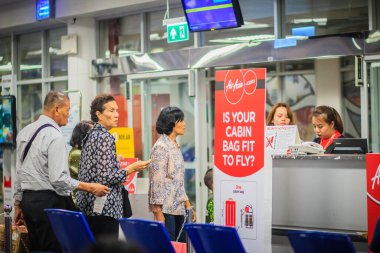 Chiang Mai, Tayland - 3 Mayıs 2017: Uçuş görevlisi Chiang Mai Uluslararası havaalanı terminalinin çıkış kapısındaki yolcuların pasaportlarını ve biniş kartlarını kontrol ediyor.