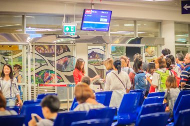 Chiang Mai, Tayland - 3 Mayıs 2017: Uçuş görevlisi Chiang Mai Uluslararası havaalanı terminalinin çıkış kapısındaki yolcuların pasaportlarını ve biniş kartlarını kontrol ediyor.