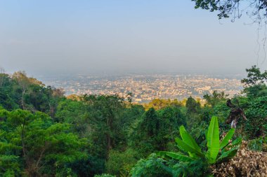 Chiang Mai şehri, duman 2,5 mikrometreden daha az çapa sahip atmosferik partikül maddesi (PM) ile görüş mesafesi kötü olduğunda görülebilir. Chiang Mai, Tayland 'da Kirlilik ve Sis.