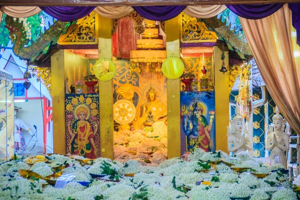 Люди Які Моляться Квіткою Жасмину Ват Пхра Дой Кхам Часто — стокове фото