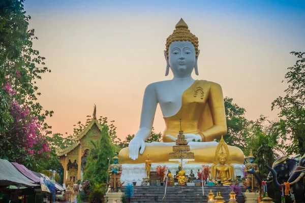 Όμορφη Εικόνα Buddha Στο Wat Phra Doi Kham Τσιάνγκ Μάι — Φωτογραφία Αρχείου