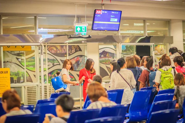 Chiang Mai Tajlandia Maja 2017 Stewardessa Sprawdza Paszporty Karty Pokładowe — Zdjęcie stockowe