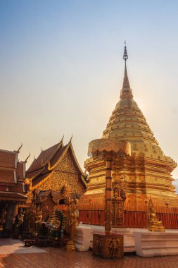 Wat Phra 'daki altın şemsiyeli Kuzey Tayland mimarisi ünlü tapınak Doi Suthep, Tayland' ın başkenti Chiang Mai 'nin simgesi oldu..