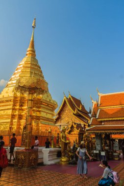 Wat Phra 'daki güzel Kuzey Tayland mimarisi ve altın Buda görüntüsü ünlü tapınak Doi Suthep ve Tayland' ın başkenti Chiang Mai 'nin simgesi oldu..