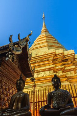 Wat Phra 'daki güzel Kuzey Tayland mimarisi ve altın Buda görüntüsü ünlü tapınak Doi Suthep ve Tayland' ın başkenti Chiang Mai 'nin simgesi oldu..