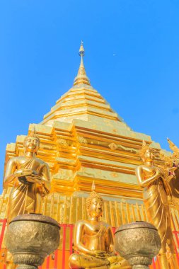 Wat Phra 'daki güzel Kuzey Tayland mimarisi ve altın Buda görüntüsü ünlü tapınak Doi Suthep ve Tayland' ın başkenti Chiang Mai 'nin simgesi oldu..