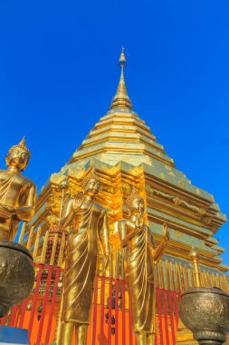 Wat Phra 'daki güzel Kuzey Tayland mimarisi ve altın Buda görüntüsü ünlü tapınak Doi Suthep ve Tayland' ın başkenti Chiang Mai 'nin simgesi oldu..