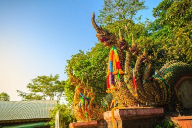 Wat Phra tapınağına giden merdivenlerdeki güzel Naga heykeli Doi Suthep, ünlü tapınak ve Tayland, Chiang Mai 'nin simgesi oldu..