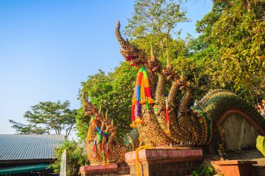 Wat Phra tapınağına giden merdivenlerdeki güzel Naga heykeli Doi Suthep, ünlü tapınak ve Tayland, Chiang Mai 'nin simgesi oldu..