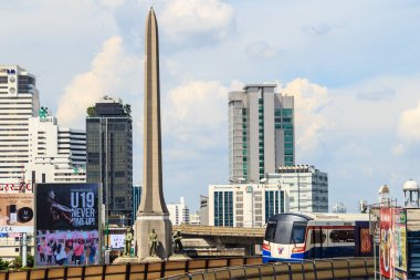 Bangkok, Tayland - 22 Eylül 2018: Bangkok 'taki Zafer Anıtı (Anusawari Chai Samoraphum). Anıt, Fransa-Tayland Savaşı 'ndaki Tayland zaferinin anısına dikildi..