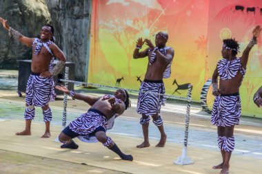 Bangkok, Tayland - 22 Eylül 2018: Dusit halk hayvanat bahçesindeki komik akrobatik kenya gösterisi (şimdi kapalı), Bangkok, Tayland.