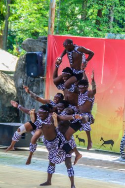 Bangkok, Tayland - 22 Eylül 2018: Dusit halk hayvanat bahçesindeki komik akrobatik kenya gösterisi (şimdi kapalı), Bangkok, Tayland.