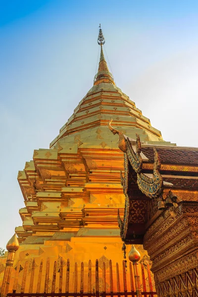 美丽的泰国北部风格建筑的金塔和金佛形象在华府 著名的寺庙 成为泰国清迈的地标 — 图库照片