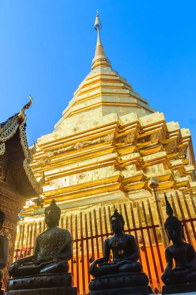 美丽的泰国北部风格建筑的金塔和金佛形象在华府 著名的寺庙 成为泰国清迈的地标 — 图库照片