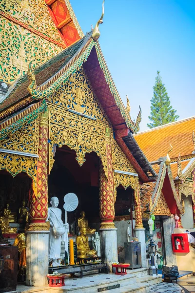 Frente Igreja Dourada Wat Phra Doi Suthep Famoso Templo Tornou — Fotografia de Stock