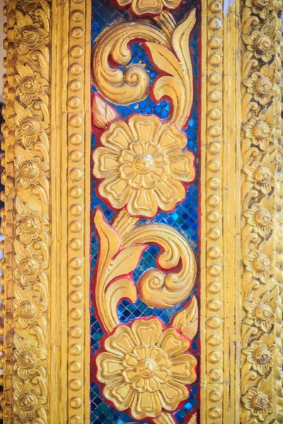 Flores Doradas Talladas Columna Del Templo Budista — Foto de Stock